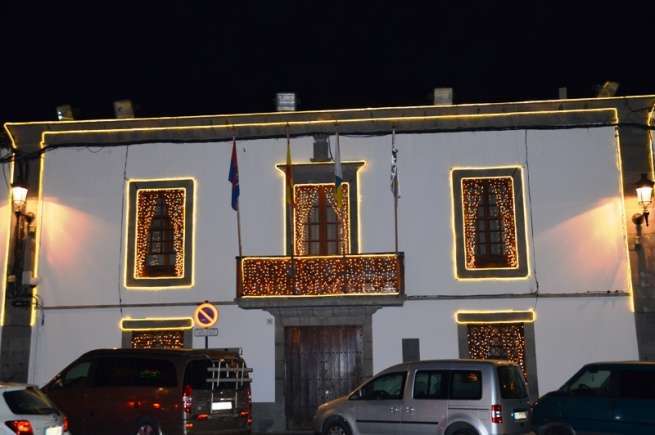Imagen del balcón de la Alcaldía de las Oficinas Municipales con la enseña del Deporte, la primera por derecha (Foto TA)