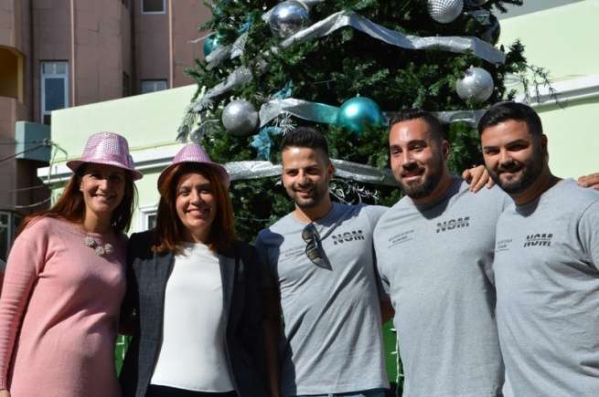 La alcaldesa y la concejala con el sombrero que les regaló la murga Sary Mánchez, junto a tres miembros de la agrupación (Foto TA)