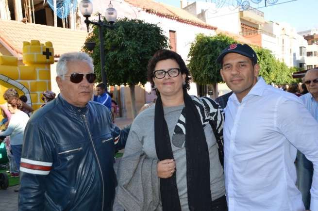 Juan Verde, con gorra, con la concejala Celeste López y su padre, ayer en la zona peatonal de Los Llanos (Foto TA)