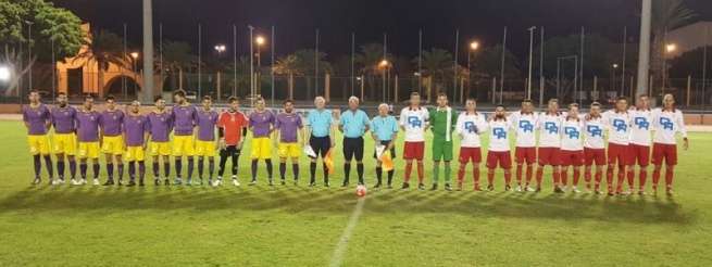 Los dos equipos, momentos antes del encuentro de esta noche en Vecindario (Foto TA)