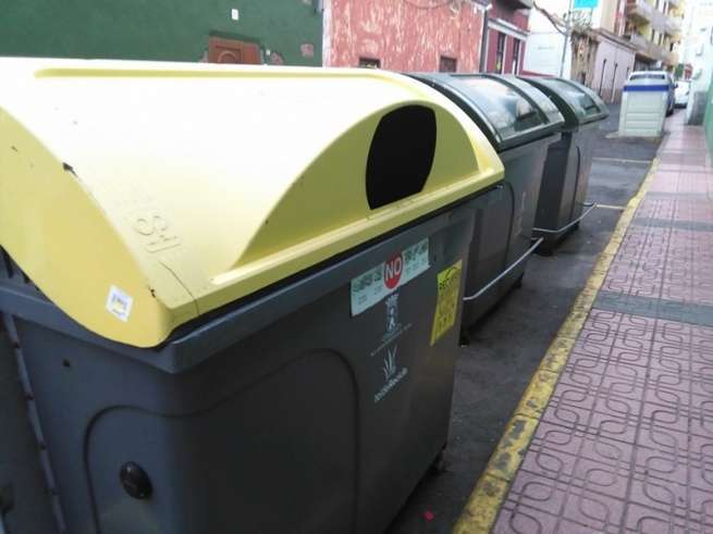 Contenedores libres de residuos en la mañana de este viernes en Telde (Foto TA)