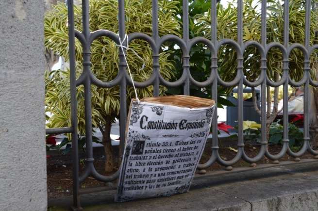 Cartel con una fotocopia del artículo (Foto TA)