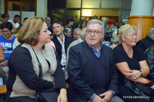 El expresidente del Cabildo, anoche en Ojos de Garza, sentado junto a la exalcaldesa de Telde, Mari Carmen Castellano (Foto Antonio Alí)