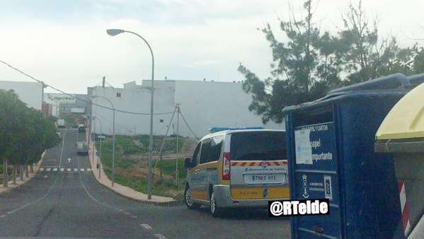 El radar de la Policía Local, esta mañana en la calle Picaso de Las Huesas (Foto @RTelde)