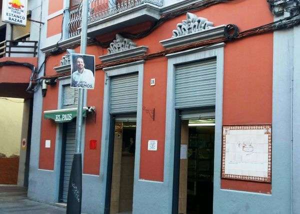 Cartel de Podemos en una farola de la calle de María E. Navarro (Foto TA)