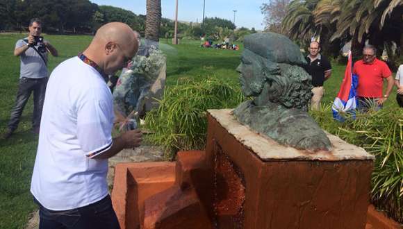 El activista cubano Gerardo Hernández, ayer sábado ante el busto de Guevara en el parque urbanod e San Juan (Foto Cubadebate)