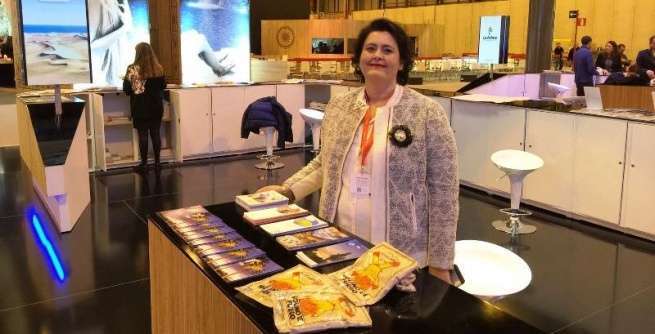 La concejala Celeste López, esta mañana en el puesto reservado a Telde en el pabellón canario (Foto TA)