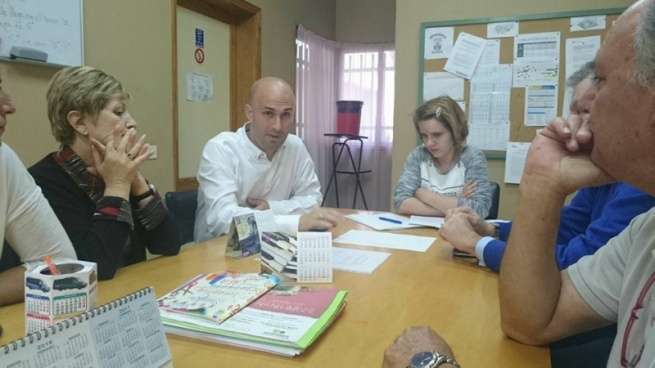 El director territorial de Educación, Juan José Gil, se acercó al CEIP El Goro para conocer sus demandas (Foto TA)