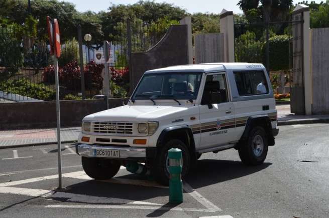 El vehículo se llevó por delante un bolardo verde (Foto TA)