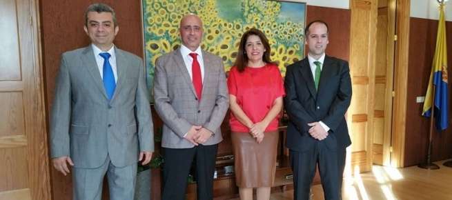 Roberto San Antonio-Abad, presidente de la APTN, junto a Pedro Fleitas, otro invitado y la alcaldesa Carmen Hernández (Foto TA)