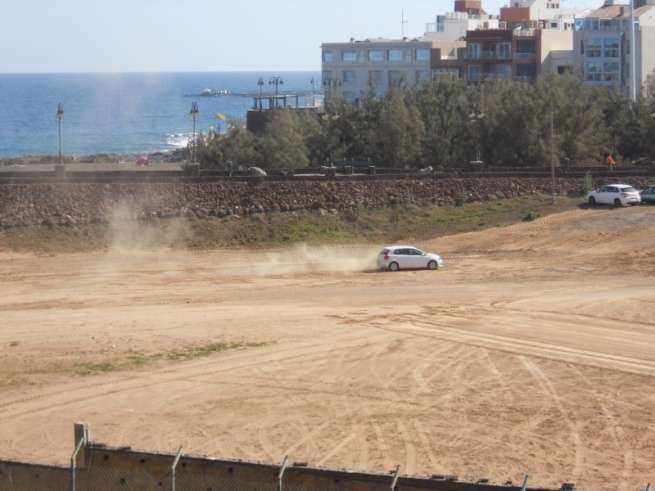 La tierra acumulada en el antiguo campo de fútbol ocasiona molestias a los vecinos (Foto TA)