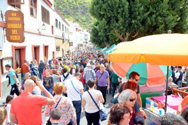 Calle principal del pueblo de Tejeda, atestada de gente este domingo al mediodía (Foto Antonio Alí)