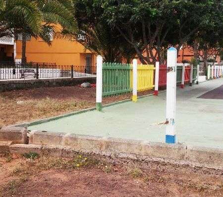 Hoy el vandalismo se cebó con el equipamiento infantil de Las Remudas (Foto TA)
