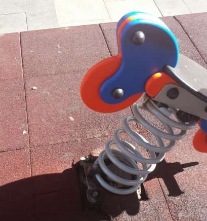 Varias piezas del parque infantil de la calle de Barbería están desancladas (Foto TA)