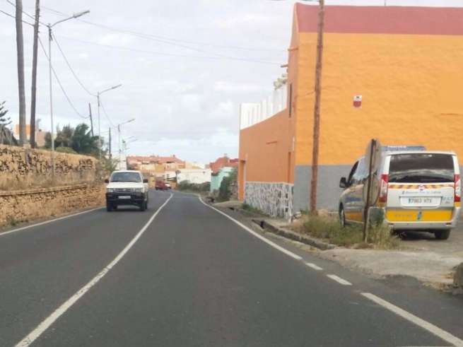 El vehículo radar de la policía, esta tarde en el Callejón del Castillo (Foto TA)