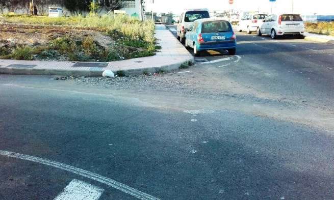 Arena acumulada en los márgenes de la calle de Juan Rufo Gutiérrez (Foto TA)