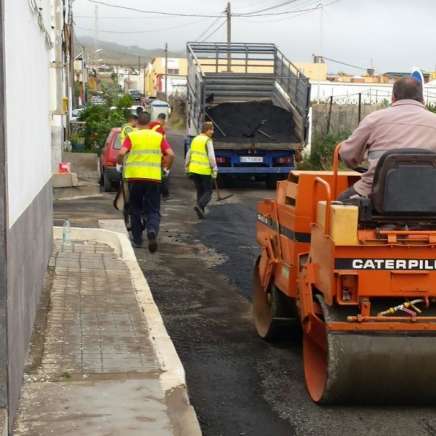 Una cuadrilla de Vías y Obras inició este viernes los trabajos de rebacheo (Foto TA)