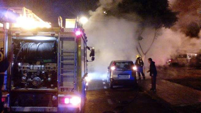 Los bomberos del parque zonal de Telde sofocaron las llamas (Foto TA)