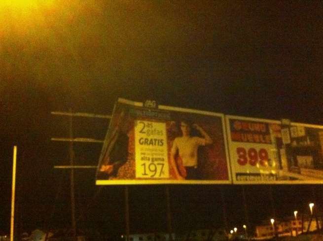 Cartel que amenaza con caerse en una valla publicitaria situada en La Estrella (Foto TA)