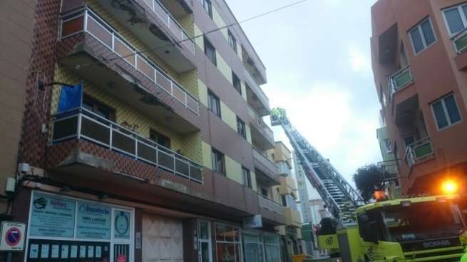 Los bomberos actúan para sanear la fachada (Foto TA)