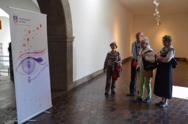 Turistas extranjeros en la planta baja del Ayuntamiento, este mediodía (Foto TA)