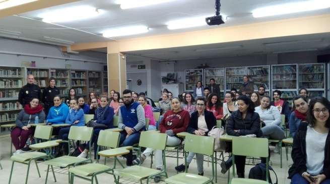 Asistentes a la charla de los agentes (Foto TA)