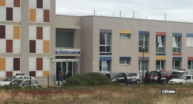 Unidades policiales, ante el centro sanitario (Foto @RTelde)