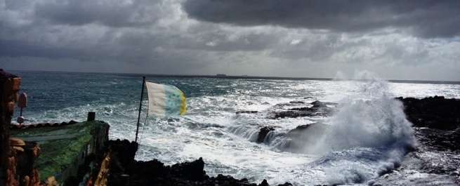 El mar bate con fuerza en los riscos de La Garita (Foto TA)