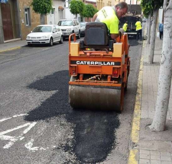 Operario municipal en la intervención de rebacheo en Los Llanos (Foto TA)