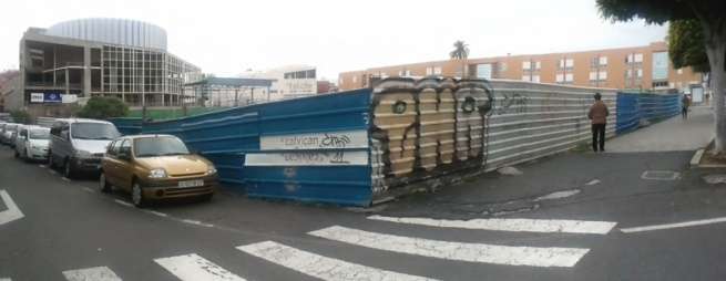 Aplicación de una mano de pintura a las vallas del Palacio y parquin subterráneo inconclusos (Fto TA)