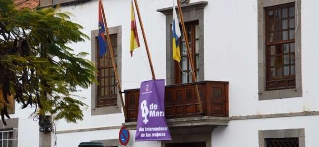 Lona colocada en las oficinas municipales (Foto TA)