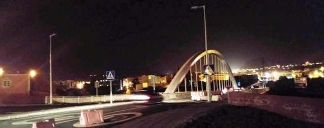 El viaducto de San José de Las Longueras, anoche (Foto TA)