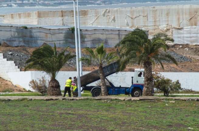 Rebacheo de los socavones de la calle de Américo Vespucio (Foto Antonio Rico)
