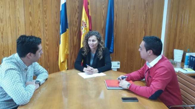 Momento de la reunión del concejal Ramos (i) con la consejera (Foto TA)