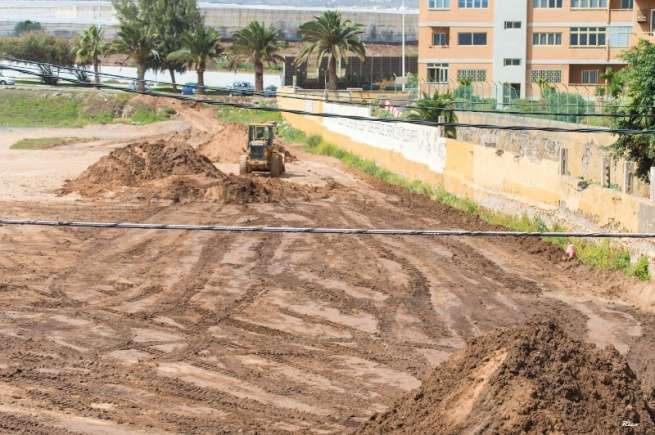 Labores de limpieza del campo de fútbol de Melenara (Foto Antonio Rico)