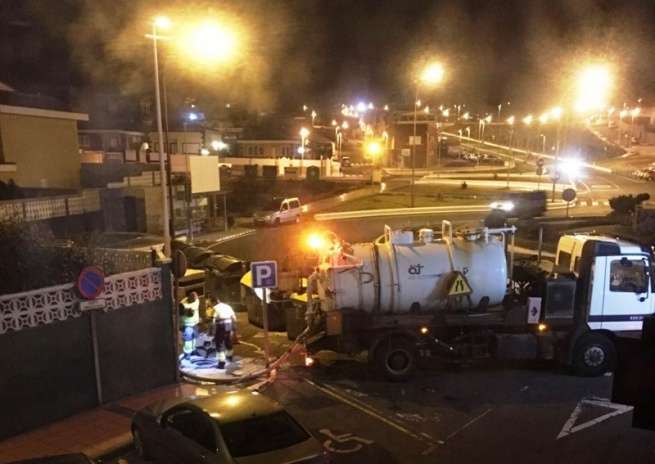 Operarios y un camión de Aguas de Telde, en la zona (Foto TA)