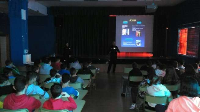 Charla de la Unidad de Participación Ciudadana de la PN en Jinámar (Foto TA)