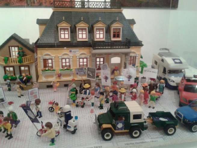 Maqueta de Playmobil con una protesta contra la violencia de género