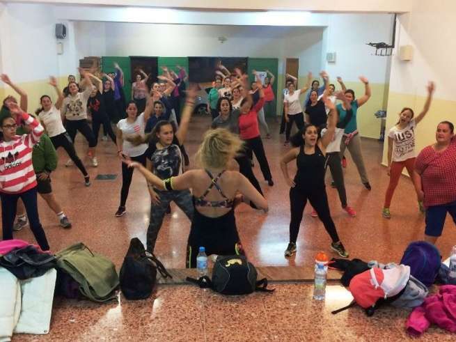 Las sesiones de zumba fitness en el local social han sido un éxito (Foto TA)