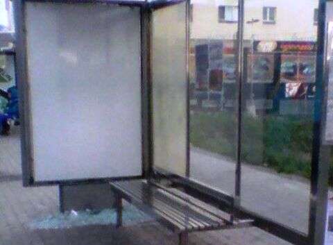 Rotura de cristales en la marquesina de Arnao (Foto TA)