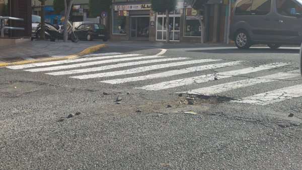 Un bache de varios centímetros de profundidad atormenta a los conductores en la calle Joan Miró de Los Llanos (Foto TA)
