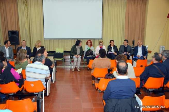 La reunión tuvo lugar en el salón de actos del IES José Arencibia Gil de Telde (Foto Antonio Alí)