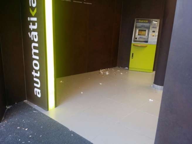 Papeles por el suelo en la oficina de Bankia en San Juan