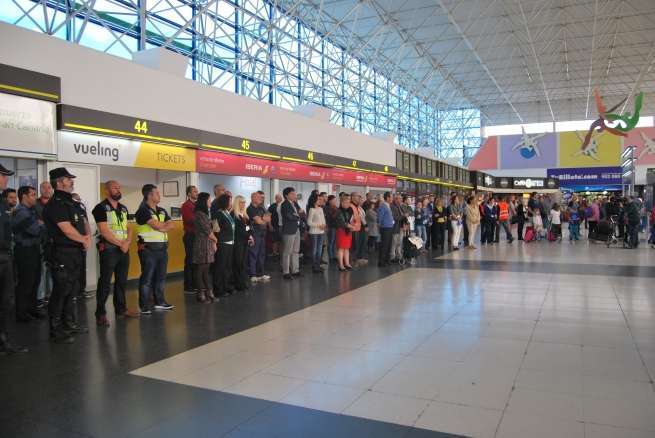Imagen del minuto de silencio guardado hoy en la terminal del Aeropuerto de Gran Canaria (Foto TA)