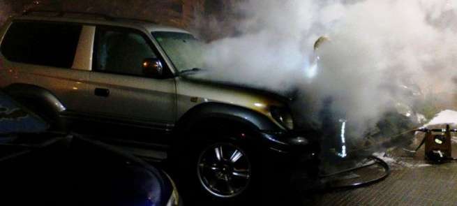 Momento en que los bomberos sofocan el incendio del motor del vehiculo (Foto TA)