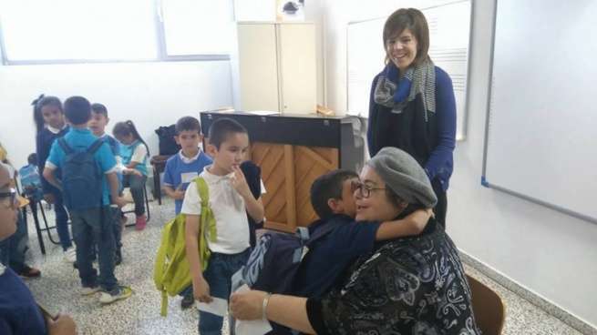 Alumnos del CEIP de Telde con la escritora Pepa Aurora (Foto TA)