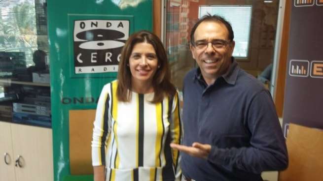 La alcaldesa Carmen Hernández y el periodista Luis Socorro, hoy en los estudios de Onda Cero Las Palmas (Foto TA)