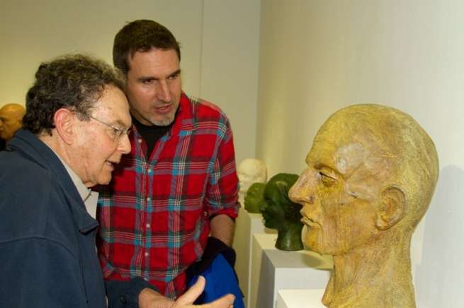 El escultor Luis Arencibia observa una de sus obras (Foto Orlando Arencibia)