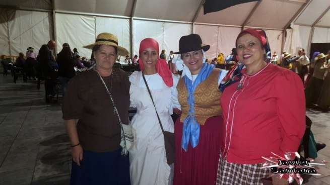Componentes del cuerpo de baile de la AV El Roque Azucarero con la alcaldesa de Mogán, Onalia Bueno (2Âª por la izquierda) (Foto Francisco J. Santana)