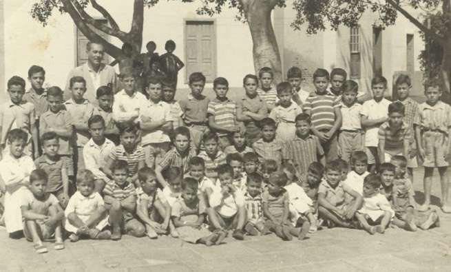 Niños y maestro de la Escuela Pública de San Antonio (Foto AC Tyldet)